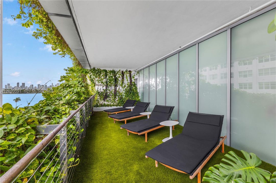For Sale: $4,299,000 (2 beds, 2 baths, 2000 Square Feet)