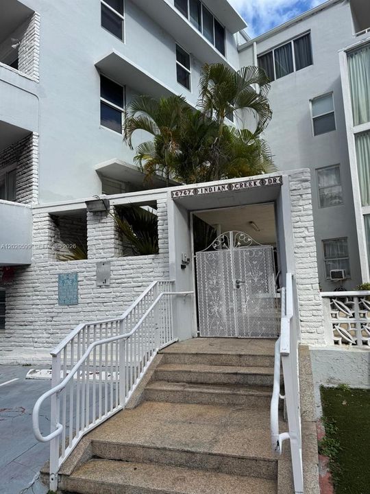For Sale: $325,000 (2 beds, 2 baths, 357 Square Feet)