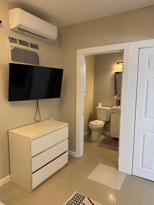 For Sale: $325,000 (2 beds, 2 baths, 357 Square Feet)