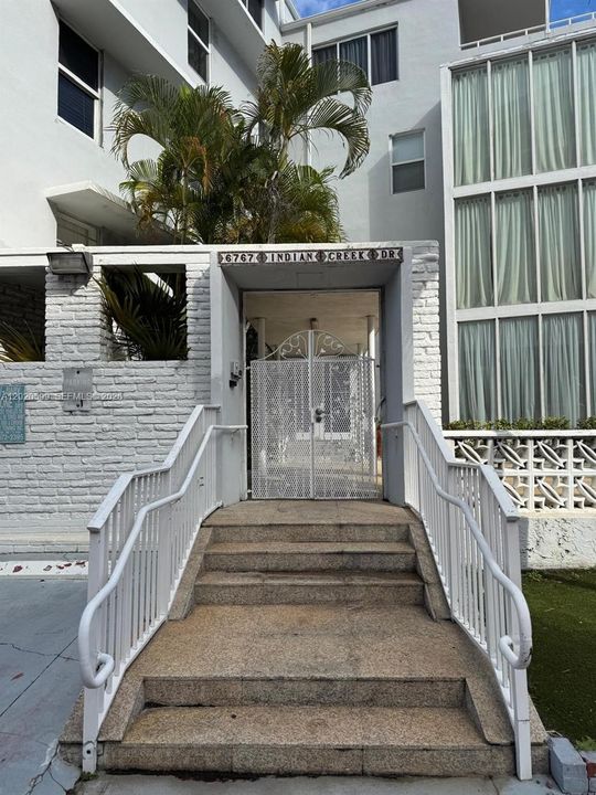 For Sale: $325,000 (2 beds, 2 baths, 357 Square Feet)