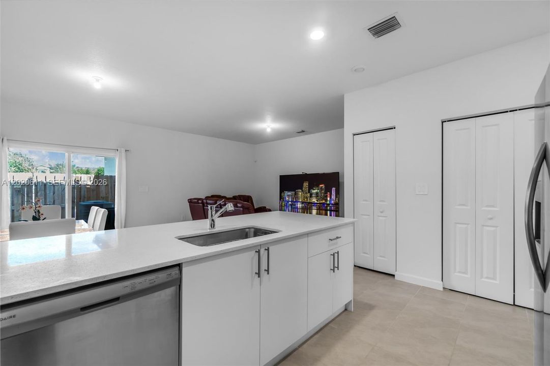 En Venta: $489,000 (4 camas, 3 baños, 1892 Pies cuadrados)