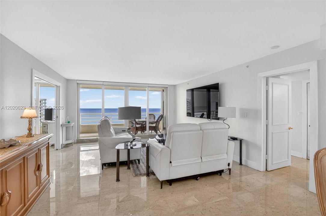 For Sale: $975,000 (2 beds, 2 baths, 1438 Square Feet)