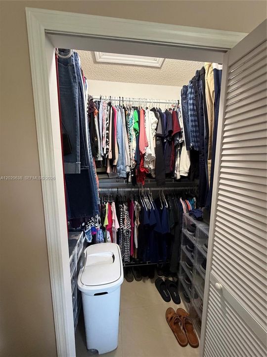 Walkin closet master bedroom