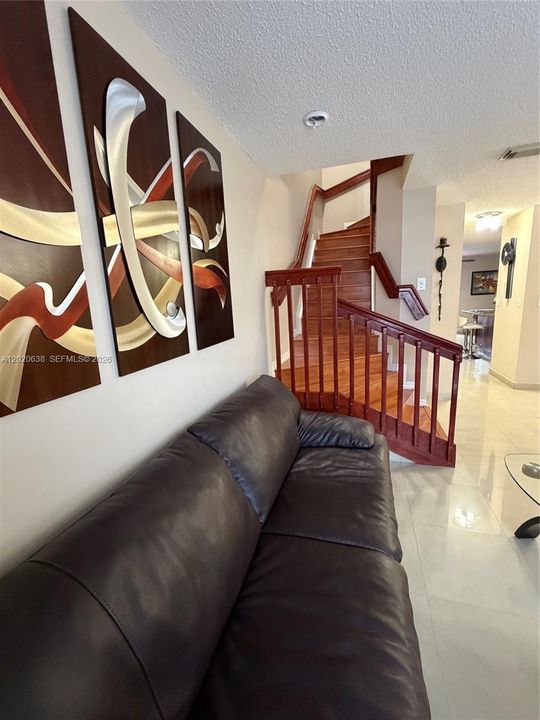 Под контрактом: $459,900 (3 спален, 2 ванн, 1308 Квадратных фут)