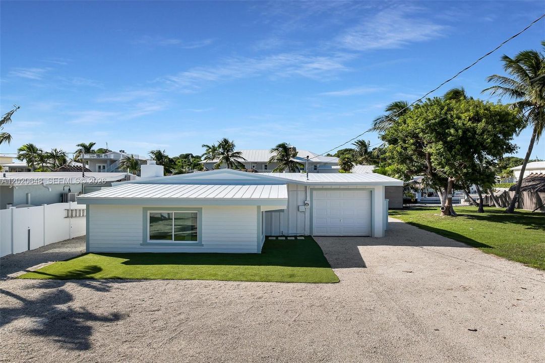 For Sale: $1,390,000 (2 beds, 2 baths, 1279 Square Feet)