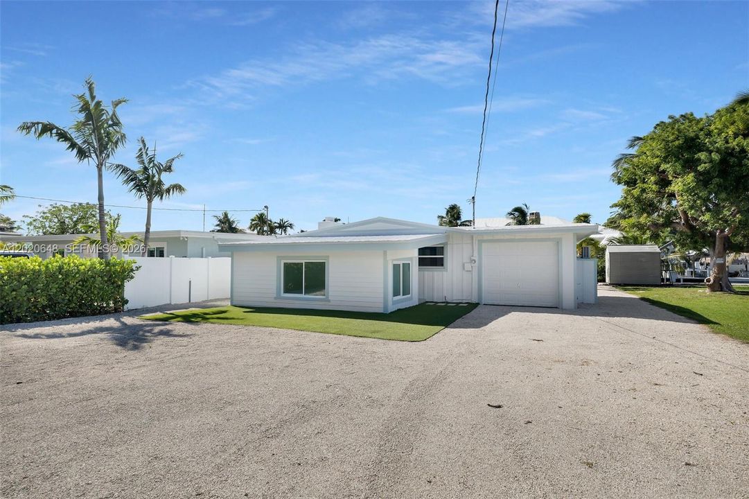 For Sale: $1,390,000 (2 beds, 2 baths, 1279 Square Feet)