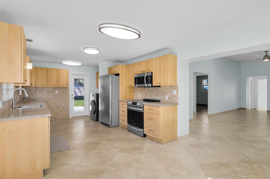For Sale: $1,390,000 (2 beds, 2 baths, 1279 Square Feet)
