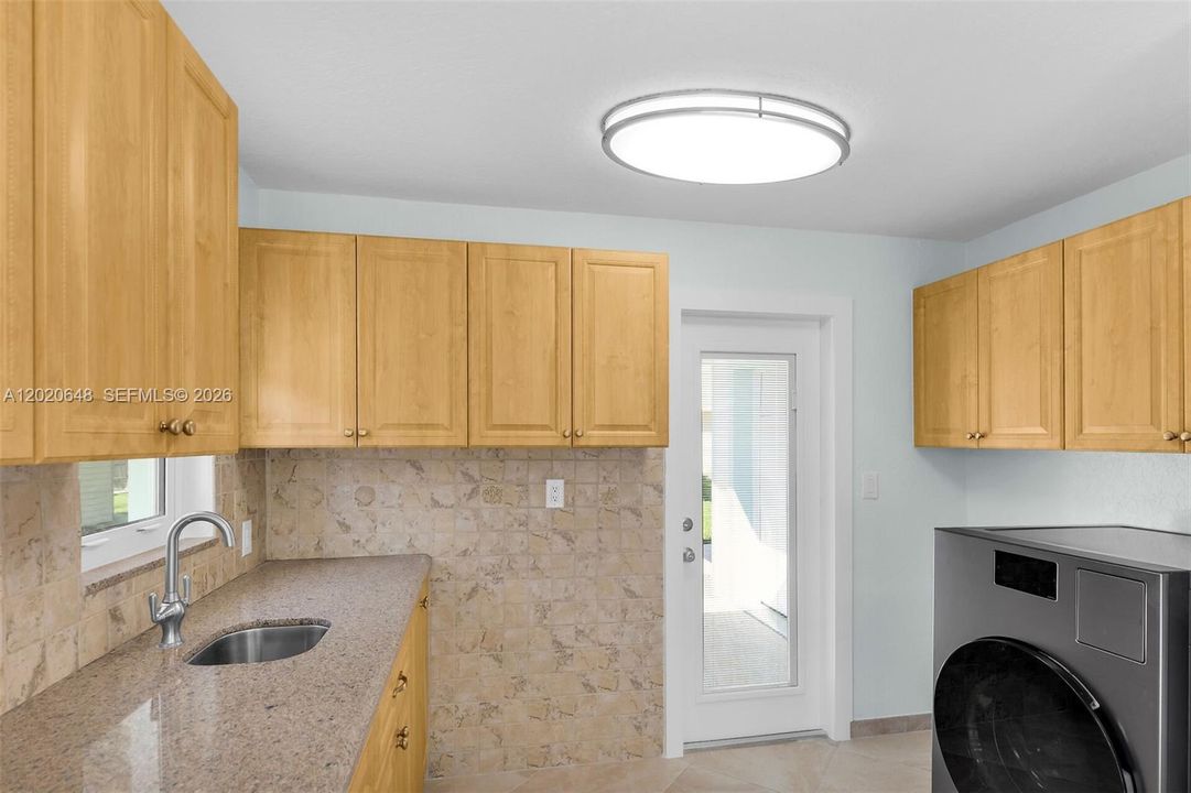 For Sale: $1,390,000 (2 beds, 2 baths, 1279 Square Feet)