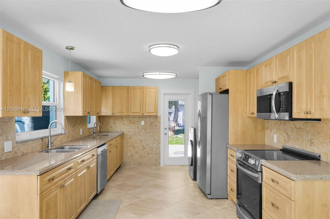 For Sale: $1,390,000 (2 beds, 2 baths, 1279 Square Feet)
