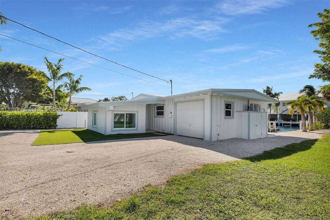 For Sale: $1,390,000 (2 beds, 2 baths, 1279 Square Feet)