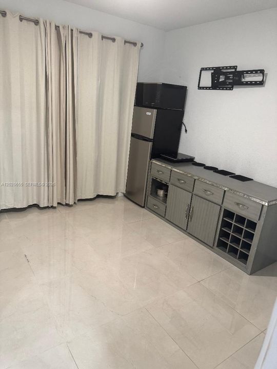 For Rent: $950 (1 beds, 1 baths, 1902 Square Feet)