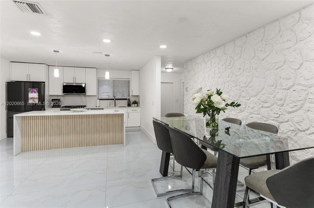 En Venta: $680,000 (4 camas, 3 baños, 1766 Pies cuadrados)