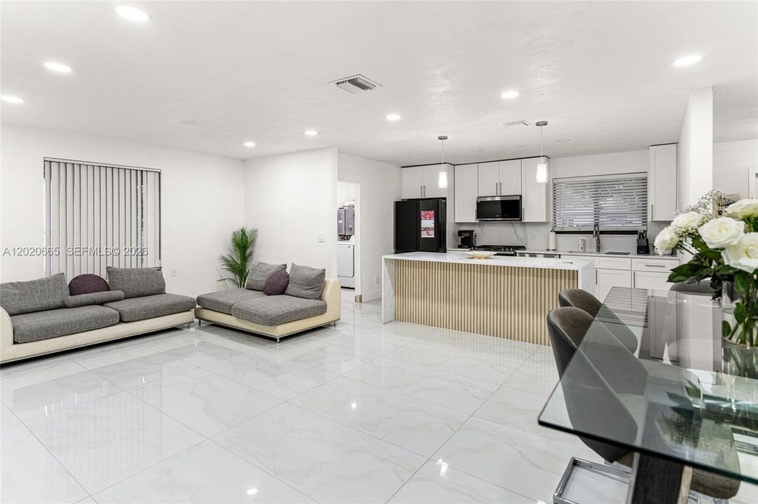 En Venta: $680,000 (4 camas, 3 baños, 1766 Pies cuadrados)