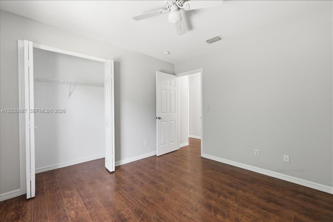 Activo con contrato: $275,000 (3 camas, 2 baños, 1556 Pies cuadrados)