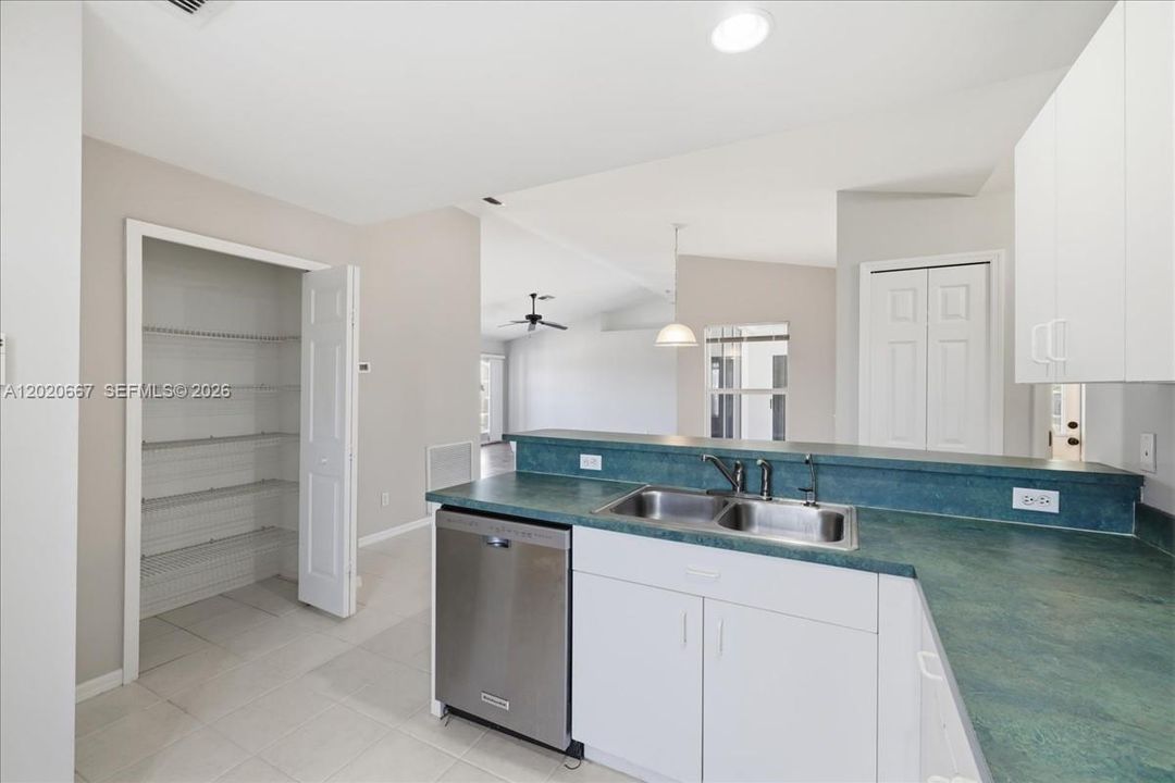 Activo con contrato: $275,000 (3 camas, 2 baños, 1556 Pies cuadrados)