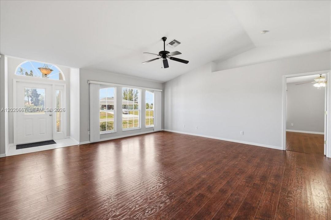 Activo con contrato: $275,000 (3 camas, 2 baños, 1556 Pies cuadrados)