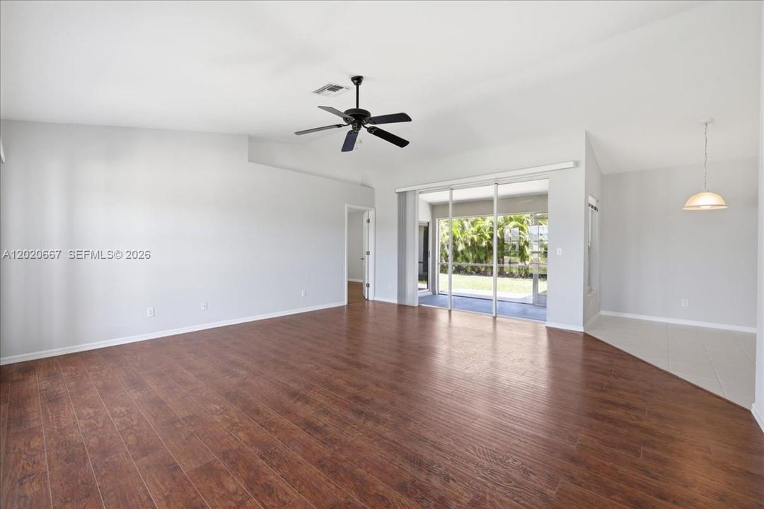 Activo con contrato: $275,000 (3 camas, 2 baños, 1556 Pies cuadrados)