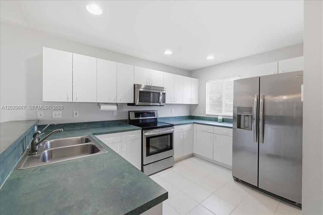 Activo con contrato: $275,000 (3 camas, 2 baños, 1556 Pies cuadrados)