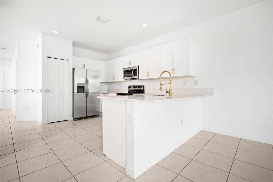 En Venta: $460,000 (4 camas, 2 baños, 1820 Pies cuadrados)