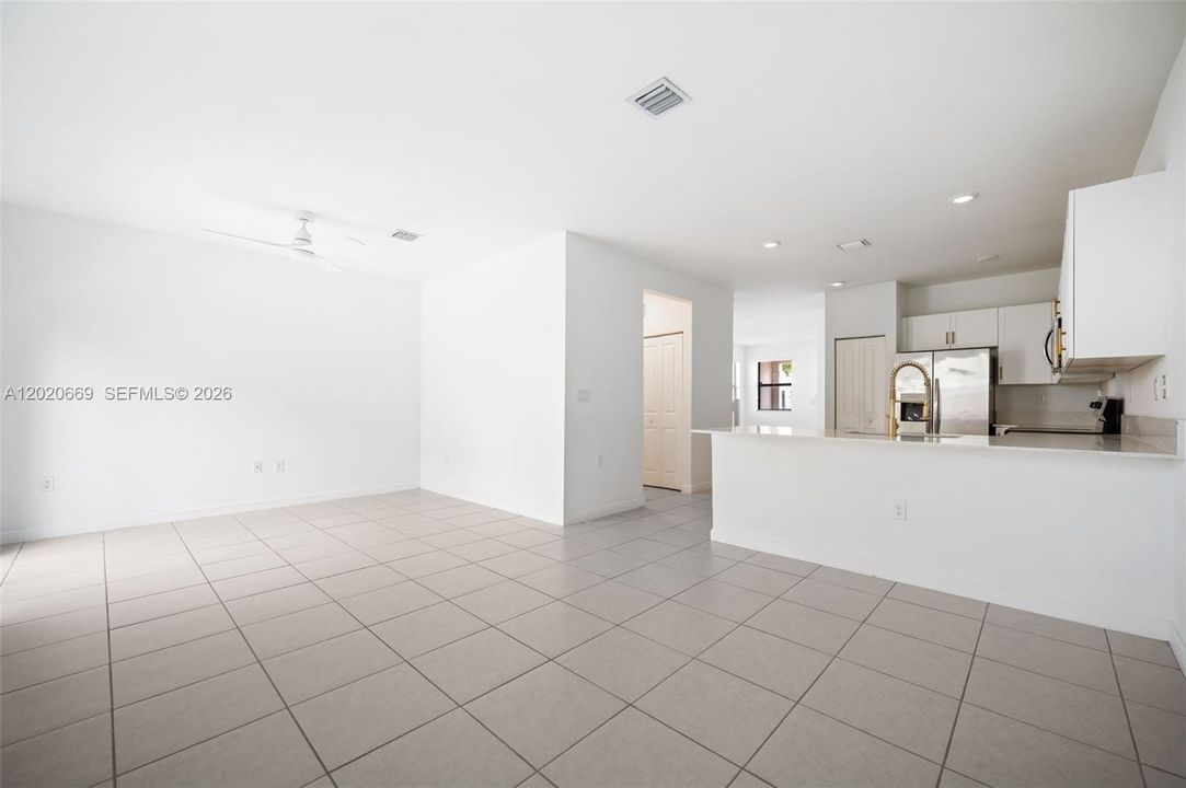 En Venta: $460,000 (4 camas, 2 baños, 1820 Pies cuadrados)