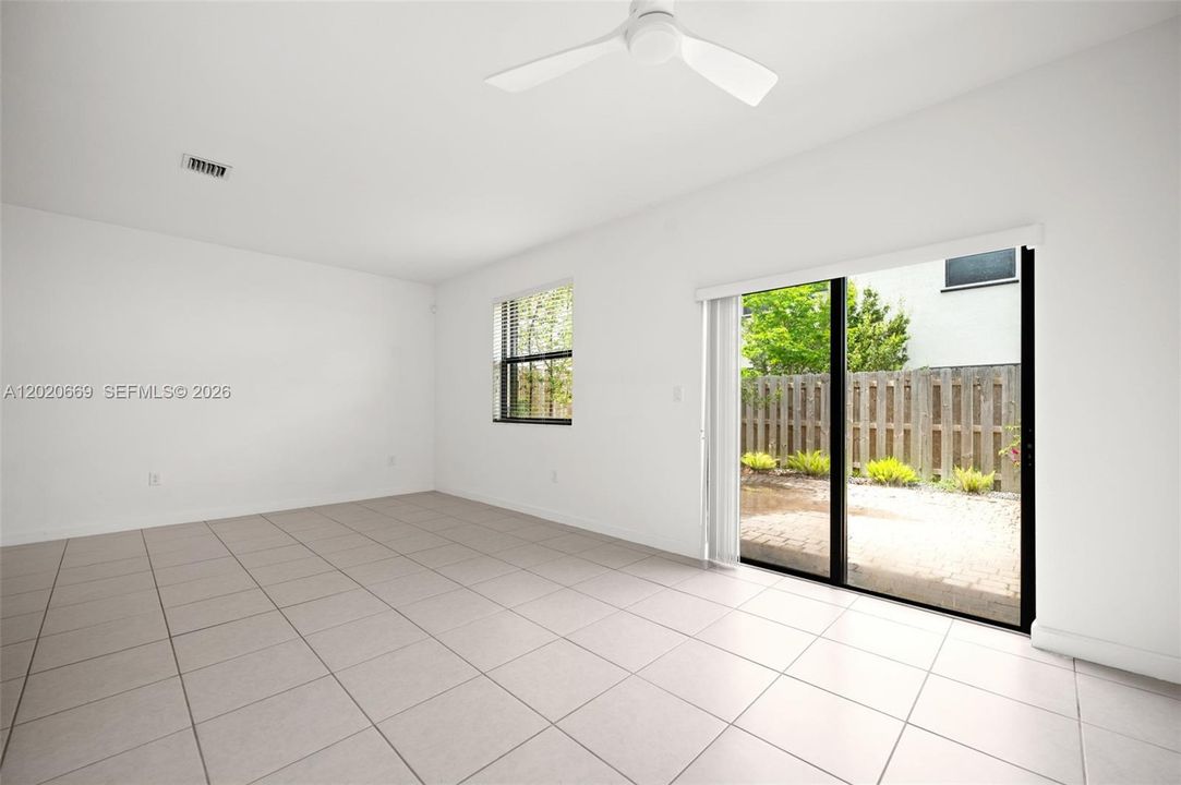 En Venta: $460,000 (4 camas, 2 baños, 1820 Pies cuadrados)