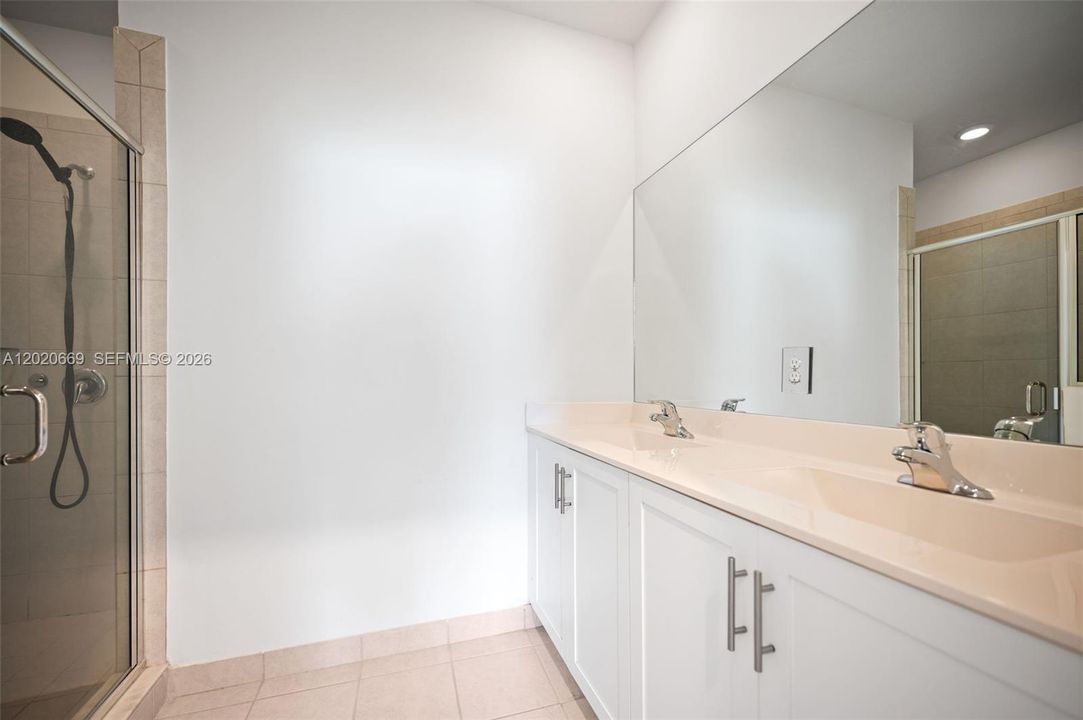 En Venta: $460,000 (4 camas, 2 baños, 1820 Pies cuadrados)