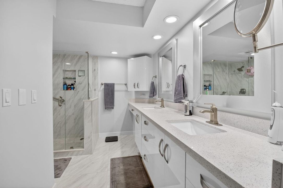 Gorgeous primary en suite bathroom