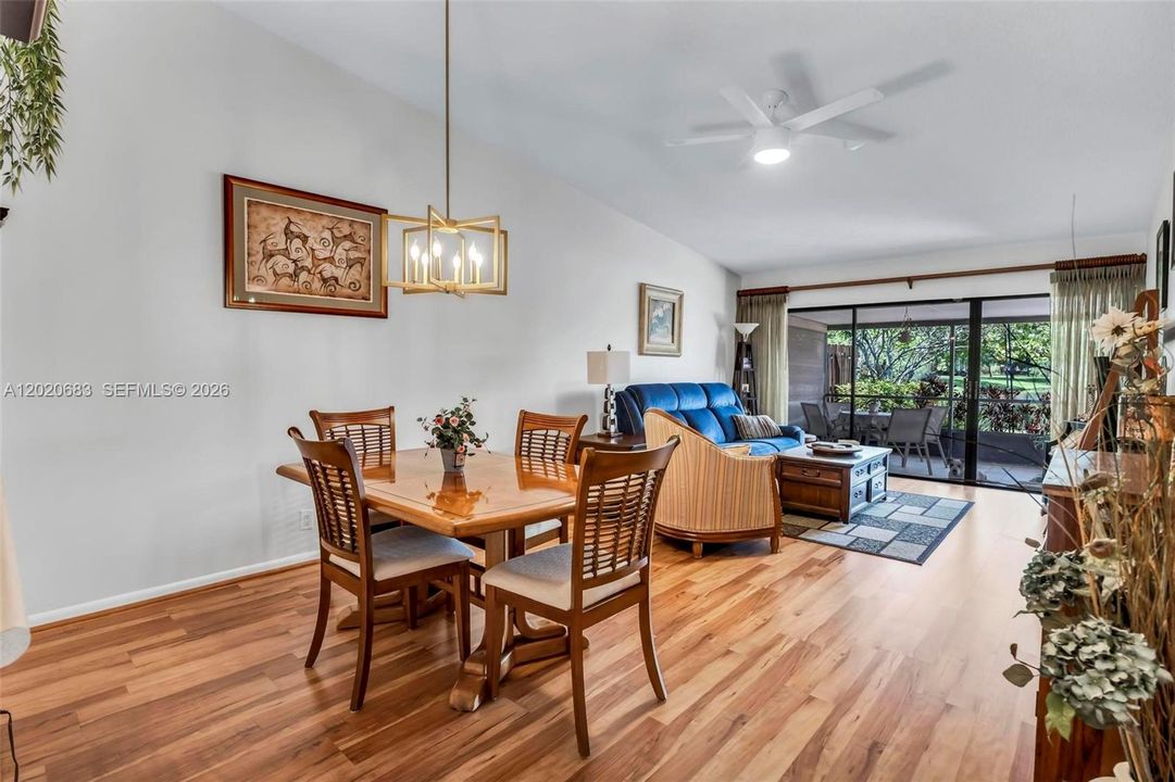En Venta: $400,000 (2 camas, 2 baños, 1272 Pies cuadrados)