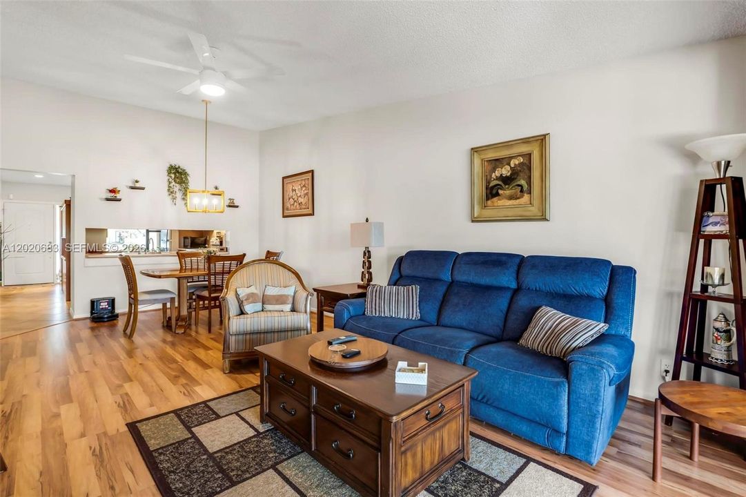En Venta: $400,000 (2 camas, 2 baños, 1272 Pies cuadrados)