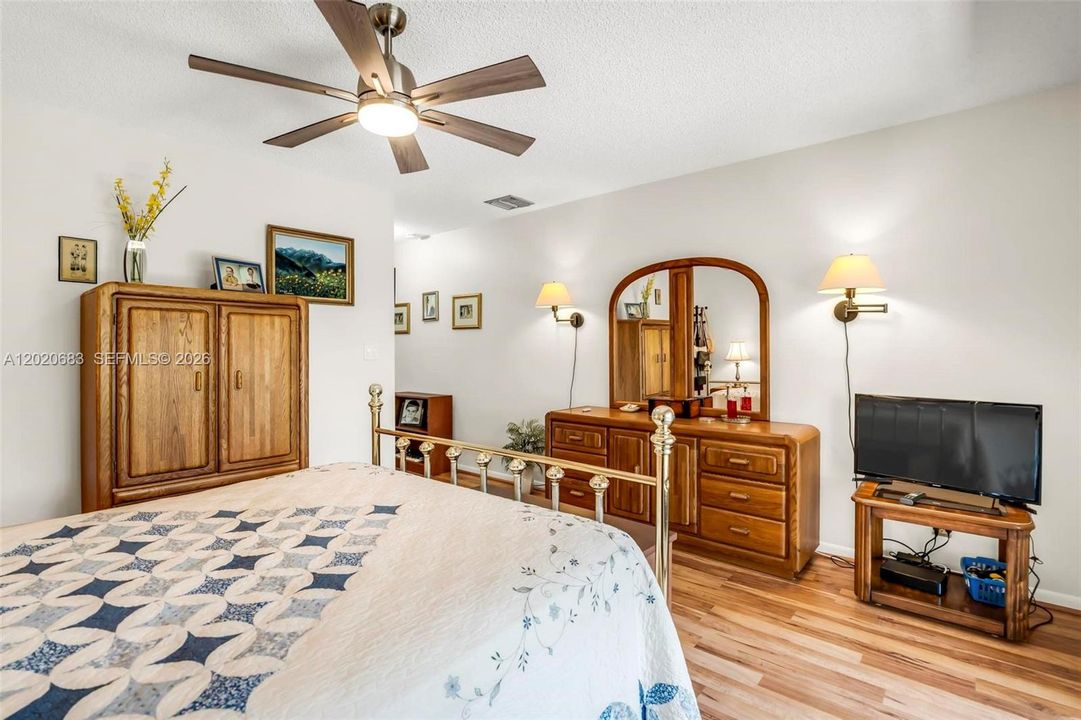 En Venta: $400,000 (2 camas, 2 baños, 1272 Pies cuadrados)