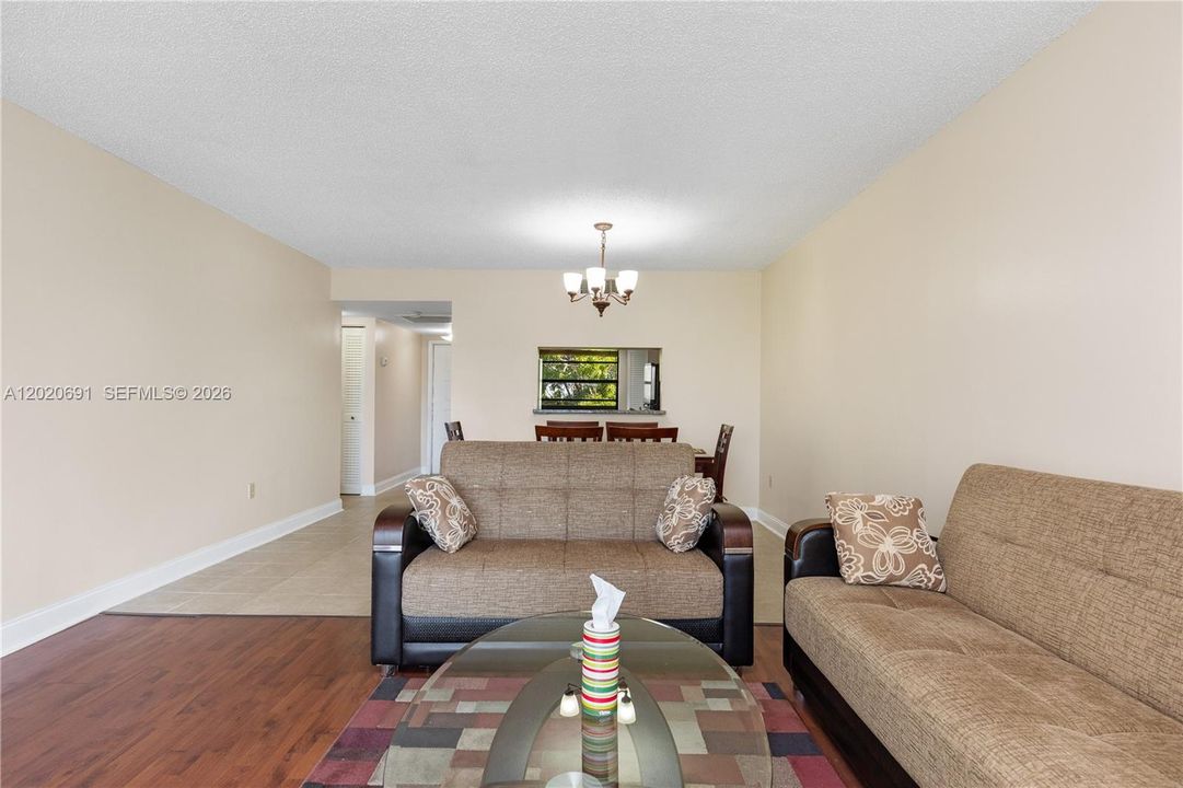 For Sale: $148,900 (2 beds, 2 baths, 1021 Square Feet)