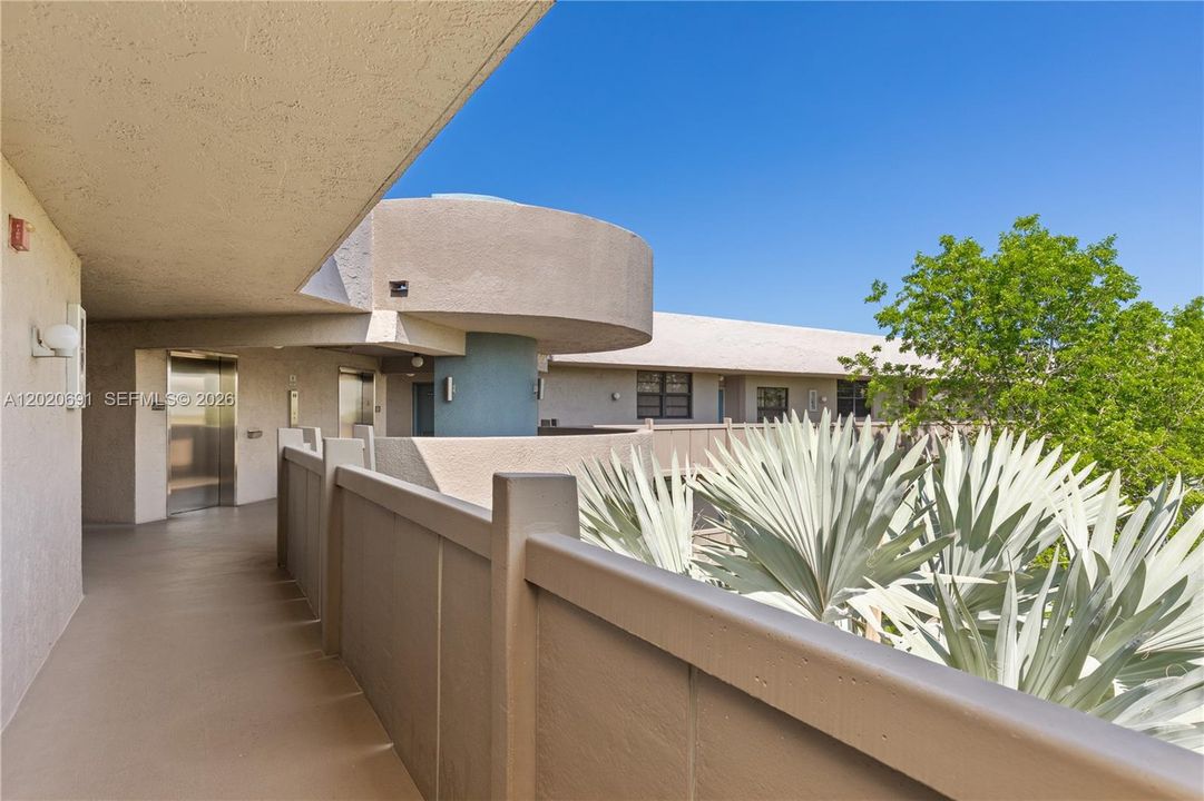 For Sale: $148,900 (2 beds, 2 baths, 1021 Square Feet)