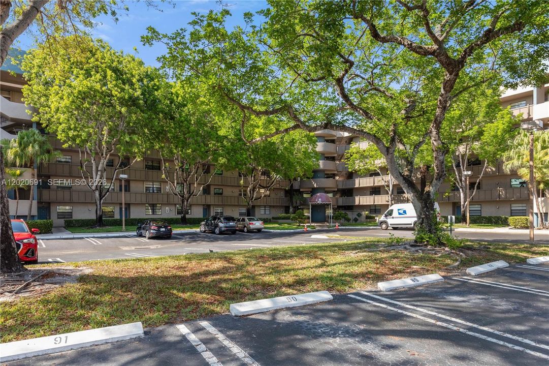 For Sale: $148,900 (2 beds, 2 baths, 1021 Square Feet)