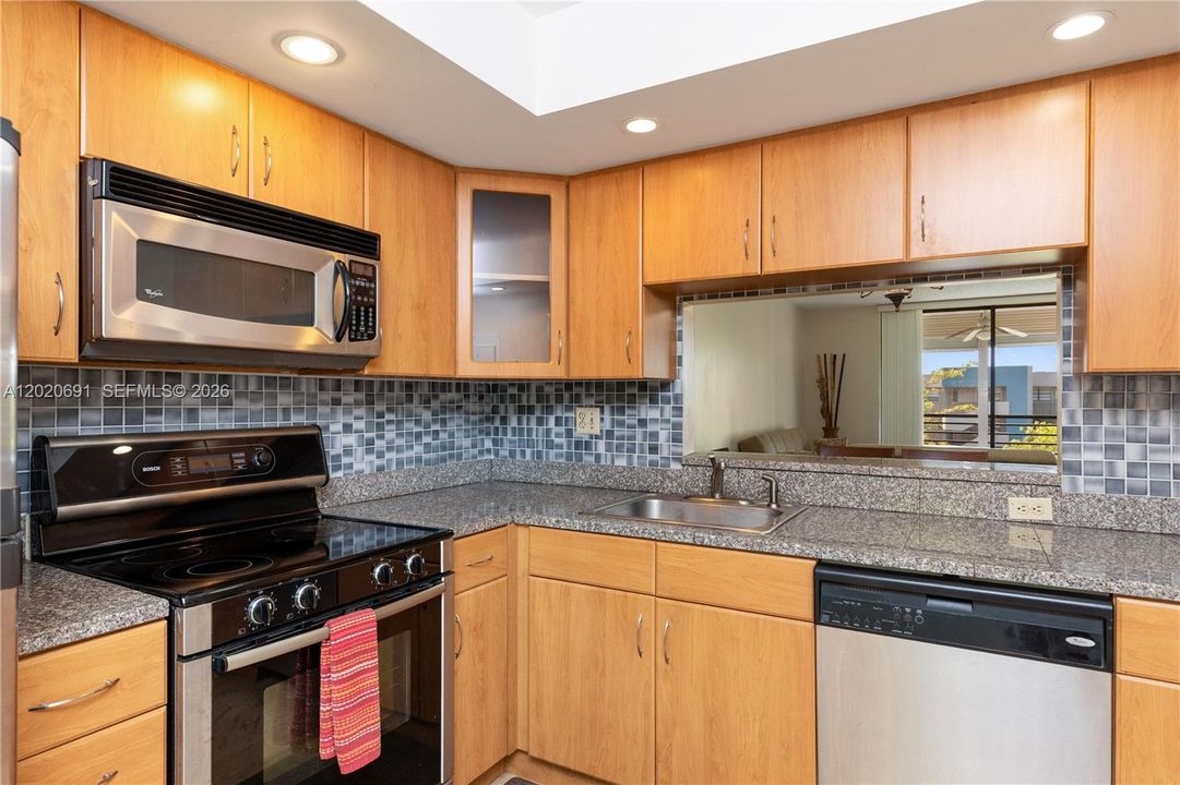 For Sale: $148,900 (2 beds, 2 baths, 1021 Square Feet)