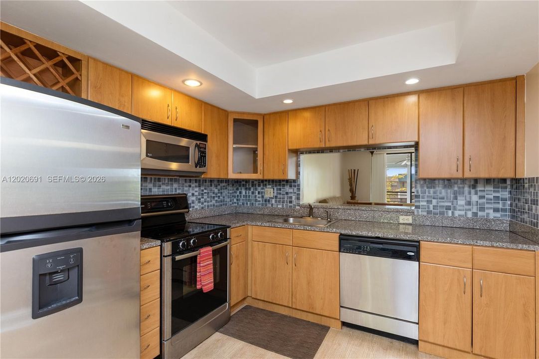 For Sale: $148,900 (2 beds, 2 baths, 1021 Square Feet)
