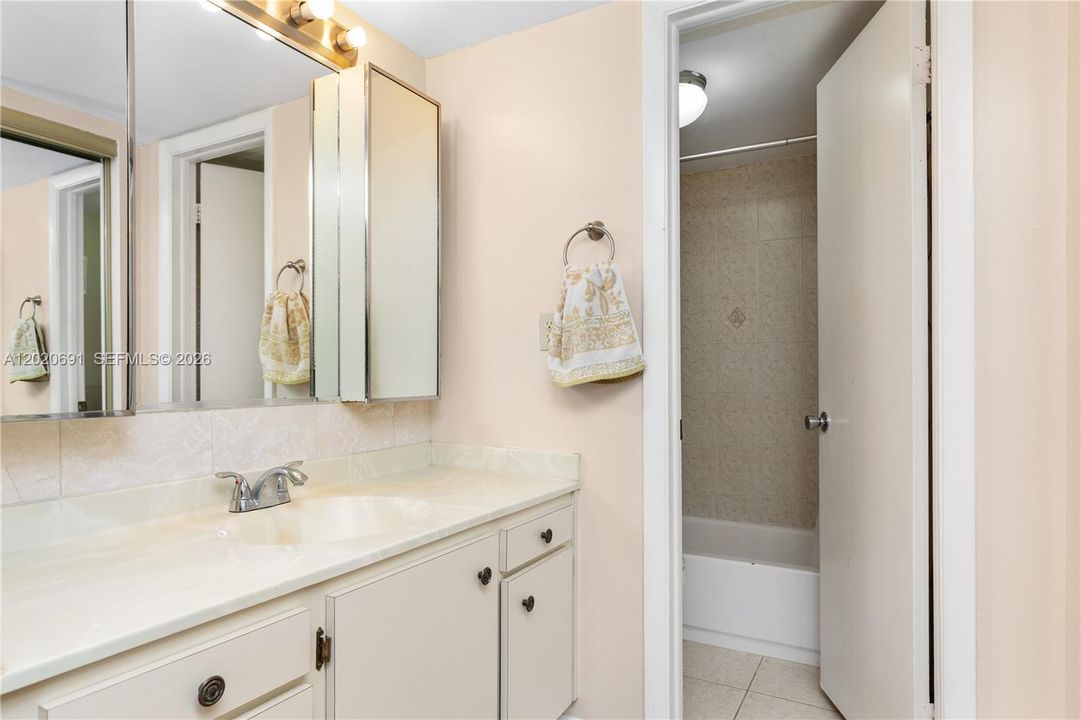 For Sale: $148,900 (2 beds, 2 baths, 1021 Square Feet)