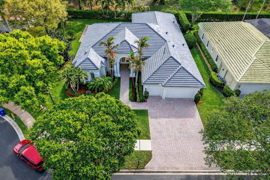 Exterior/ Driveway