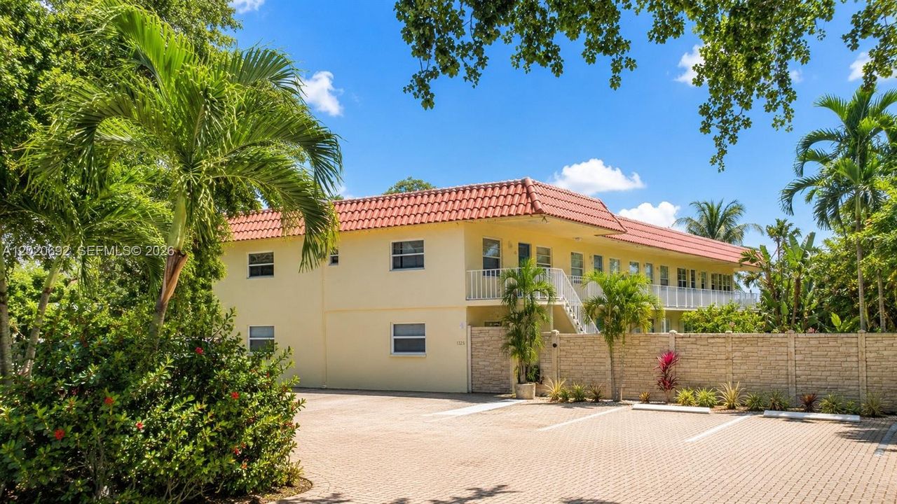 For Rent: $1,950 (2 beds, 1 baths, 740 Square Feet)