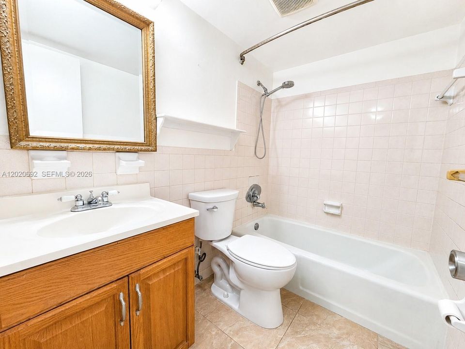 For Rent: $1,950 (2 beds, 1 baths, 740 Square Feet)