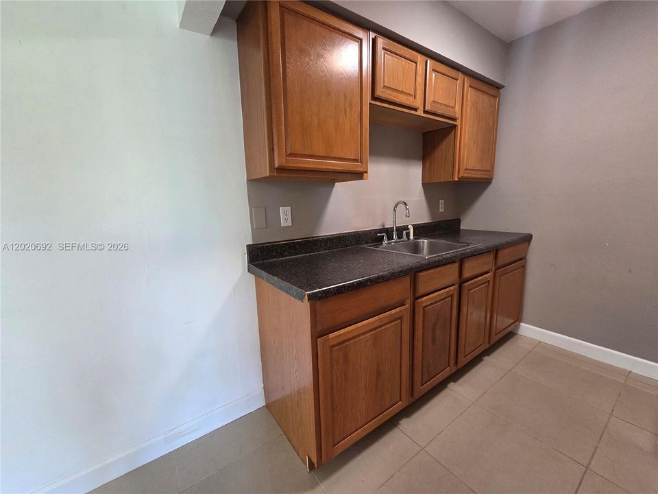For Rent: $1,950 (2 beds, 1 baths, 740 Square Feet)