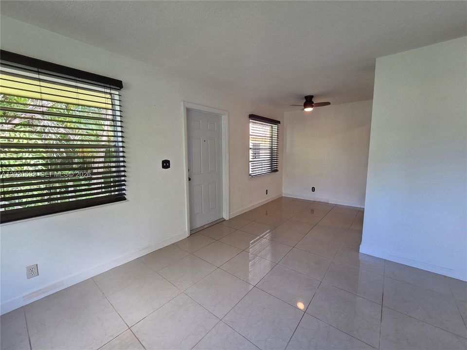 For Rent: $1,950 (2 beds, 1 baths, 740 Square Feet)