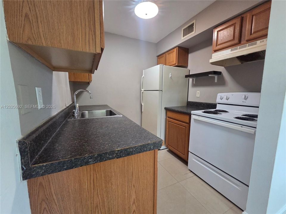 For Rent: $1,950 (2 beds, 1 baths, 740 Square Feet)