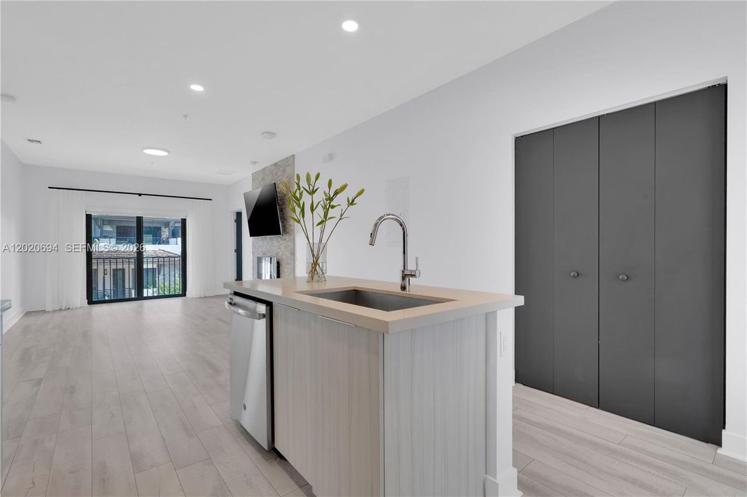 En Venta: $499,000 (3 camas, 2 baños, 1129 Pies cuadrados)