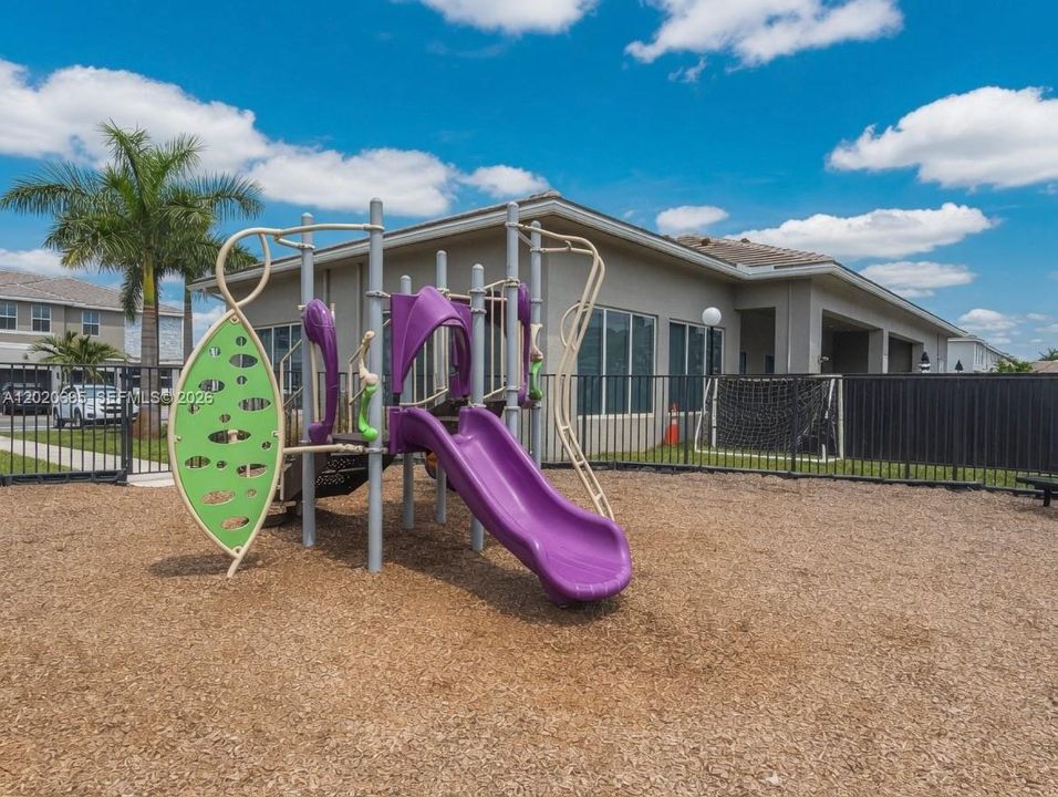 For Rent: $4,499 (4 beds, 3 baths, 1938 Square Feet)
