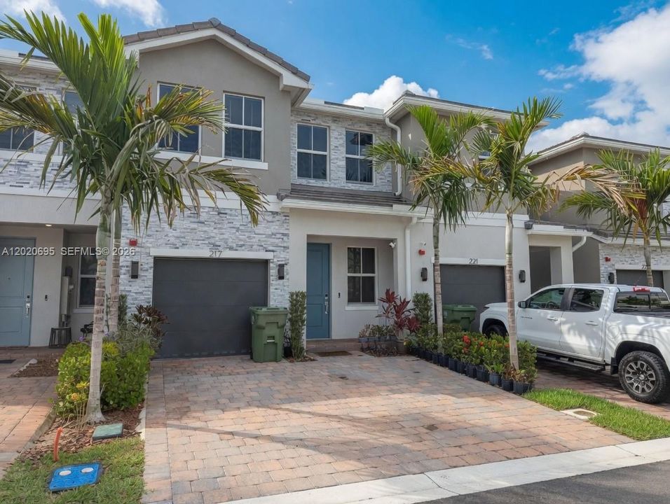 For Rent: $4,499 (4 beds, 3 baths, 1938 Square Feet)