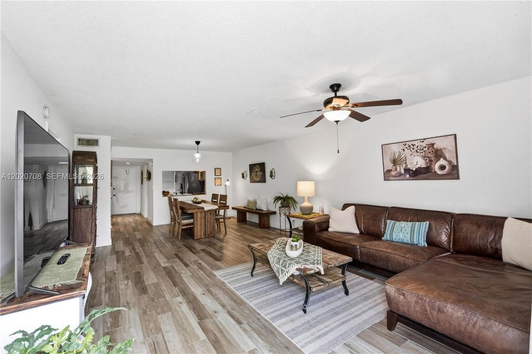 For Sale: $225,000 (2 beds, 2 baths, 1130 Square Feet)