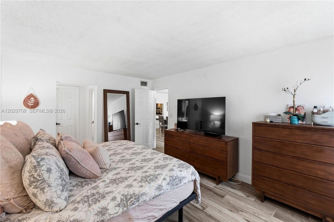 For Sale: $225,000 (2 beds, 2 baths, 1130 Square Feet)