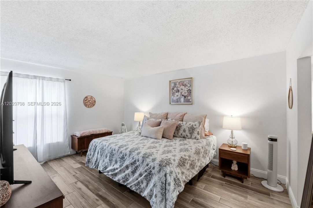 For Sale: $225,000 (2 beds, 2 baths, 1130 Square Feet)