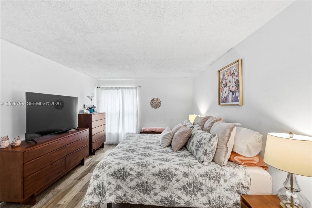 For Sale: $225,000 (2 beds, 2 baths, 1130 Square Feet)