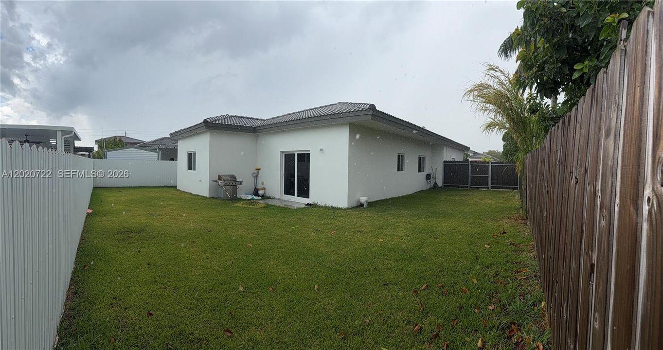 На продажу: $639,990 (4 спален, 2 ванн, 1555 Квадратных фут)